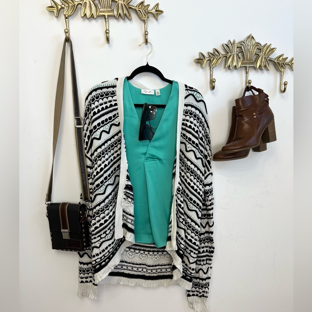 89th Madison tribal Black-and-white patterned knit cardigan. l ptp 22”